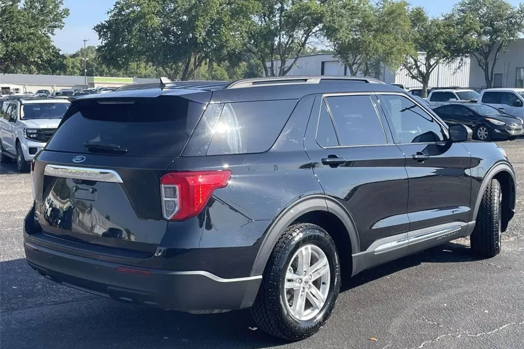 2021 Ford Explorer XLT photo 1