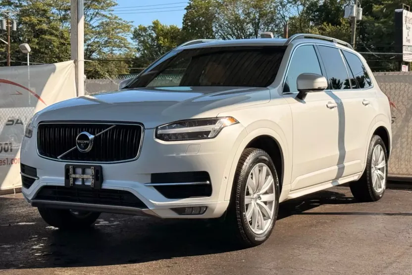 2018 Volvo XC90 T6 Momentum Sport photo 1