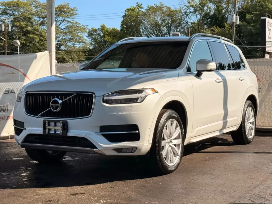 2018 Volvo XC90 T6 Momentum Sport photo 1