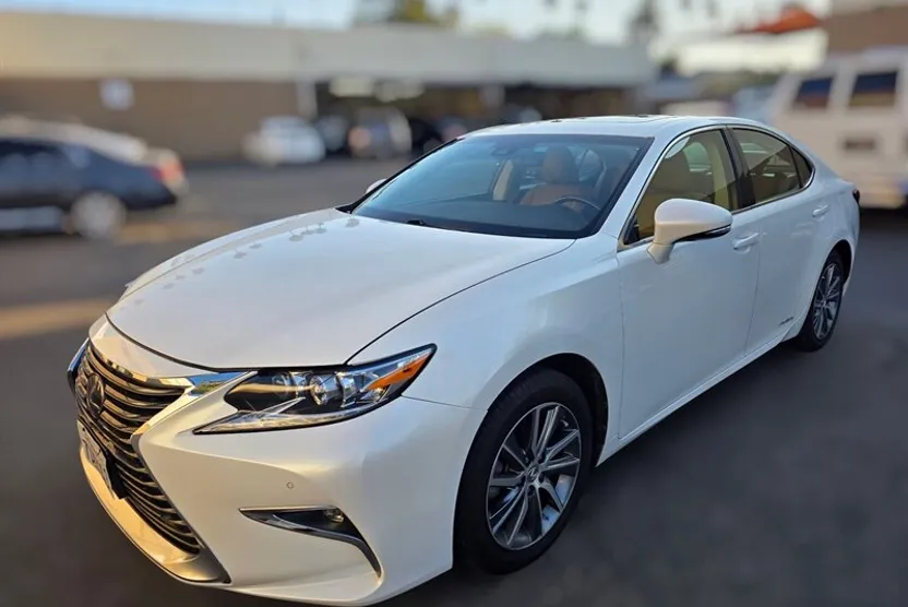 2016 Lexus ES 300h photo 1