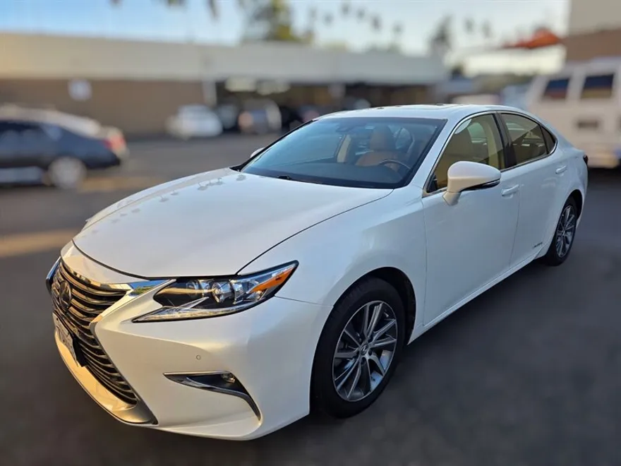 2016 Lexus ES 300h photo 1