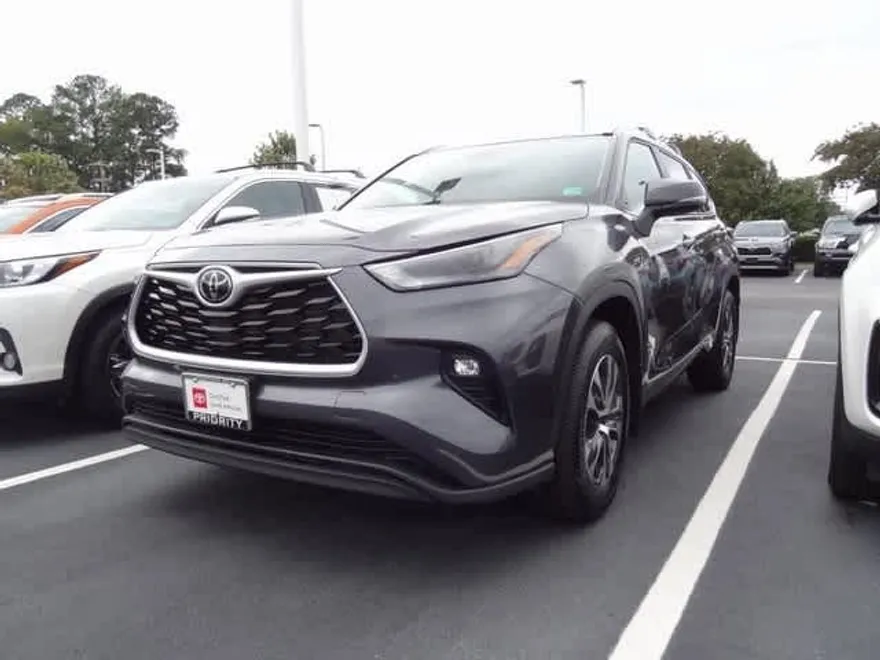 2024 Toyota Highlander XLE photo 1