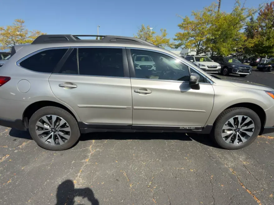 2017 Subaru Outback Limited photo 1