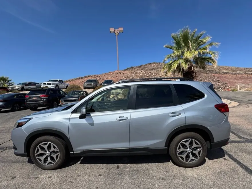 2023 Subaru Forester Premium photo 1