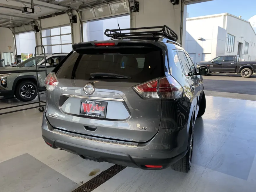 2015 Nissan Rogue SV photo 1