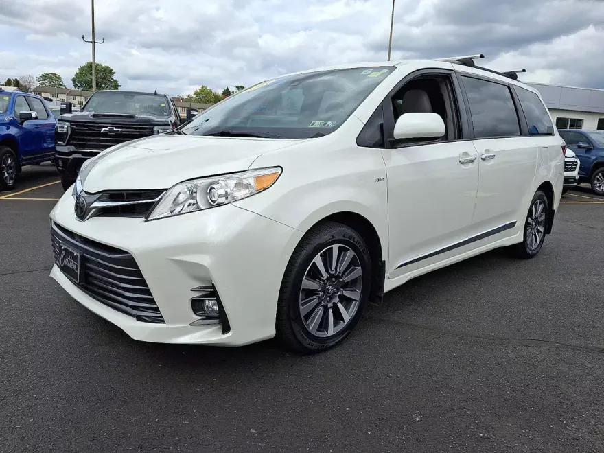 2018 Toyota Sienna XLE photo 1
