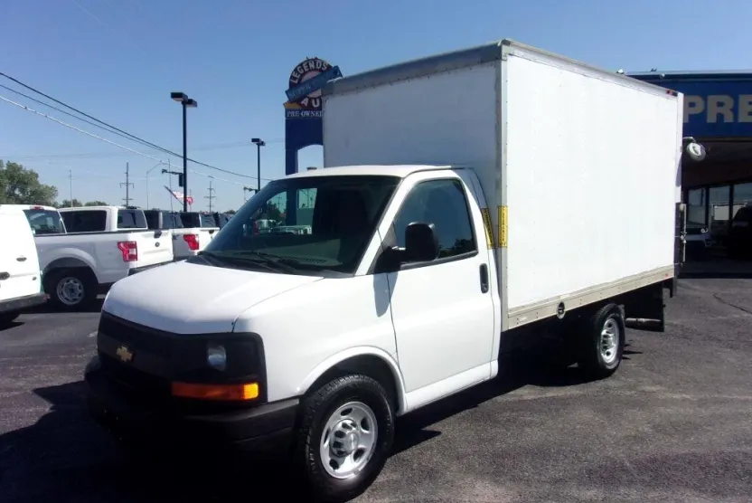 2016 Chevrolet Express Cutaway 3500 Van photo 1