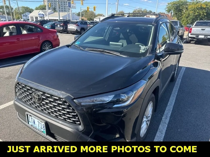 2024 Toyota Corolla Cross LE photo 1
