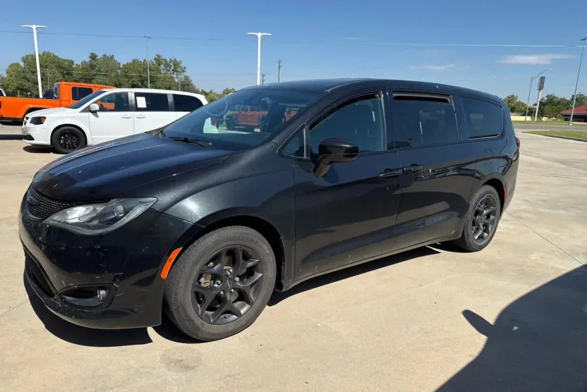 2019 Chrysler Pacifica Touring Plus photo 1
