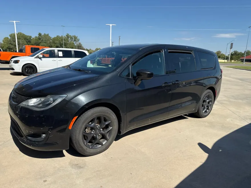 2019 Chrysler Pacifica Touring Plus photo 1
