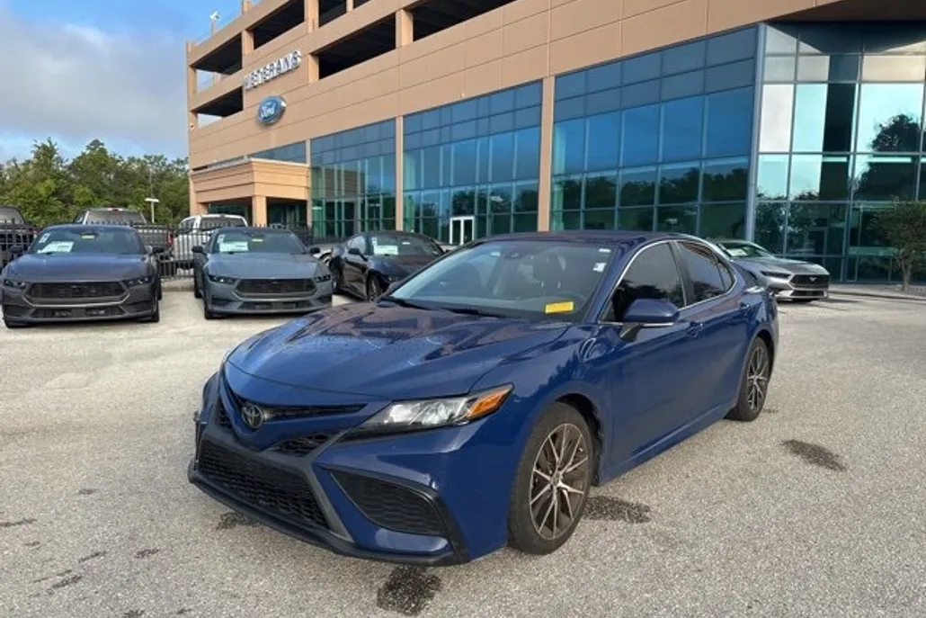 2023 Toyota Camry SE photo 1