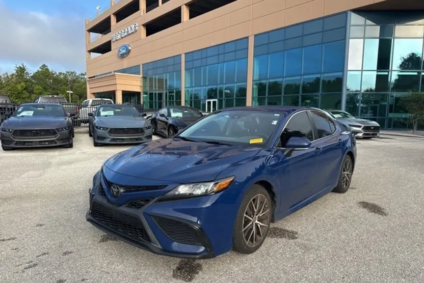 2023 Toyota Camry SE photo 1