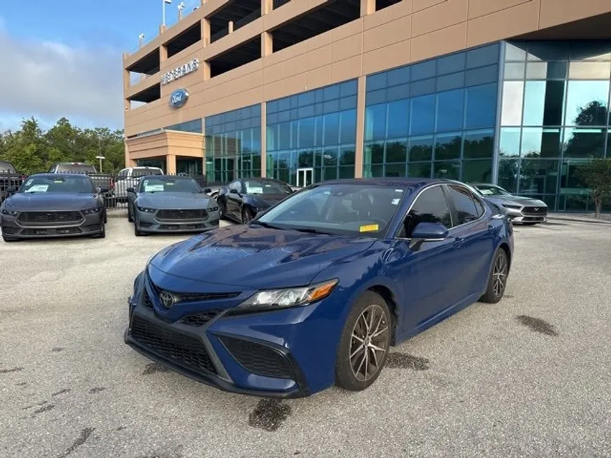 2023 Toyota Camry SE photo 1