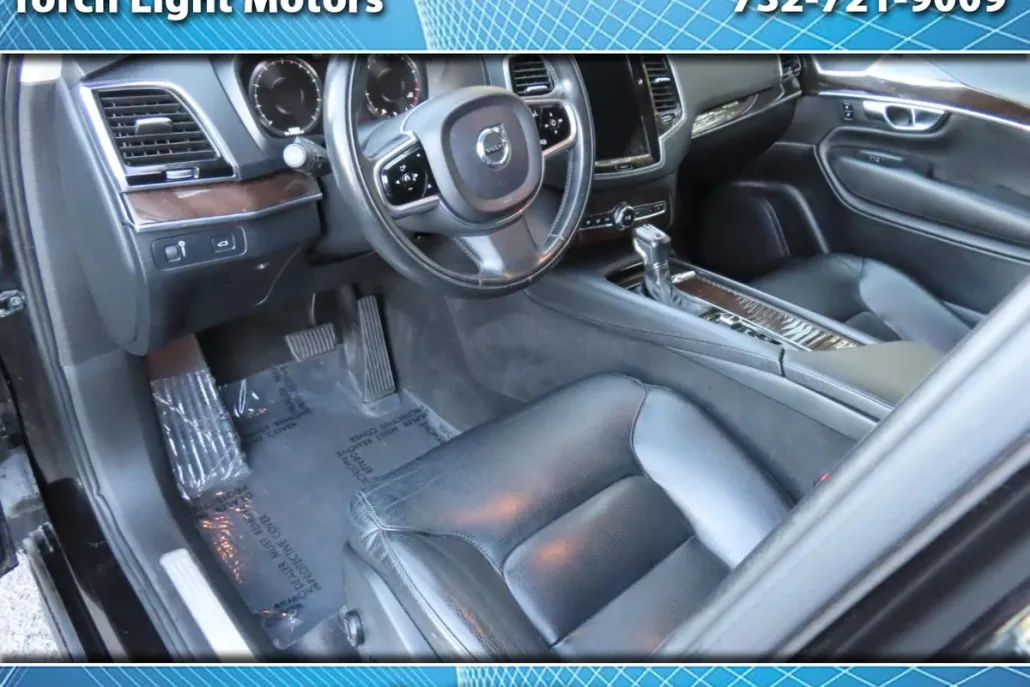 2017 Volvo XC90 T6 Momentum AWD photo 1