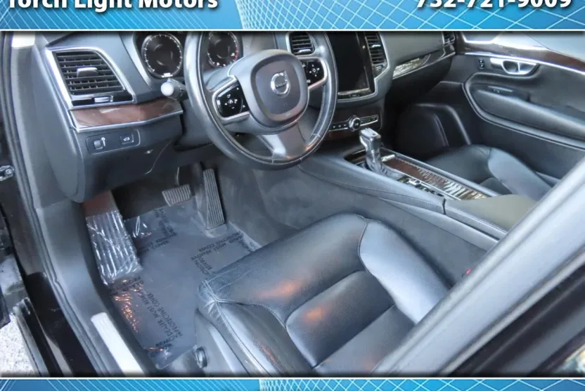2017 Volvo XC90 T6 Momentum AWD photo 1