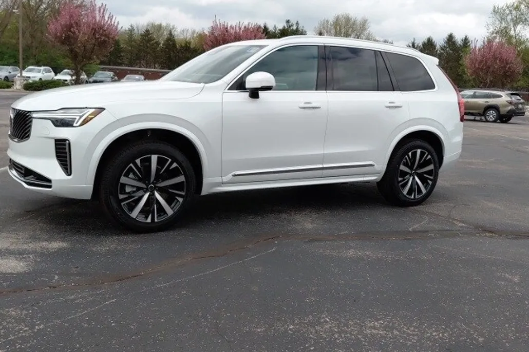2025 Volvo XC90 B5 Core photo 1