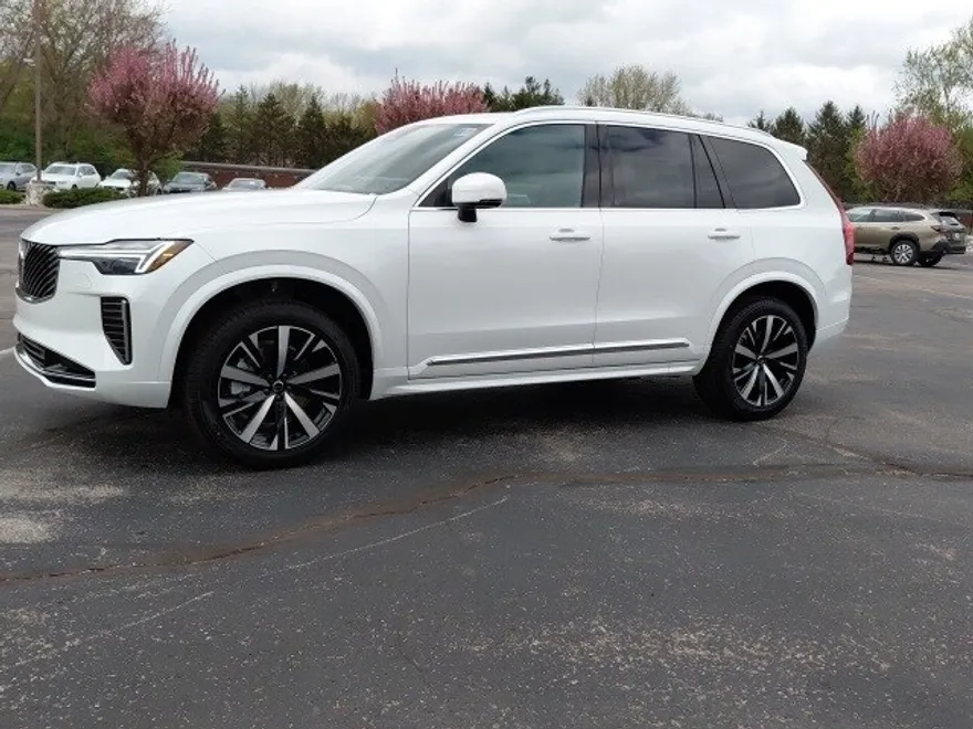 2025 Volvo XC90 B5 Core photo 1
