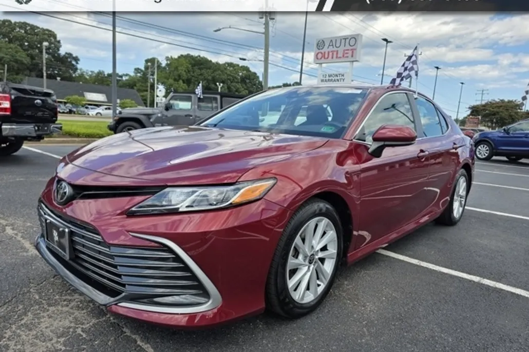 2022 Toyota Camry LE photo 1