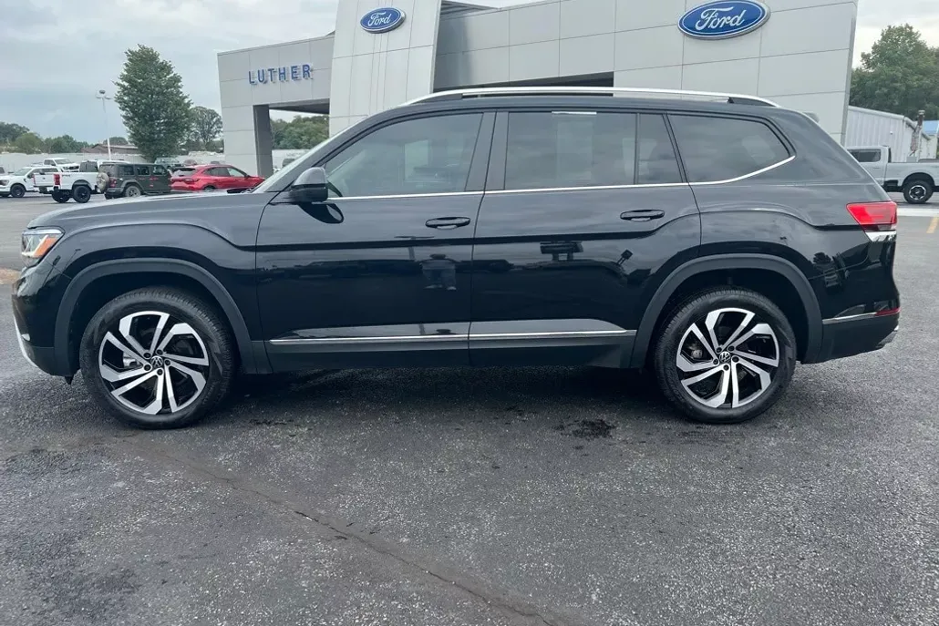 2023 Volkswagen Atlas SEL photo 1