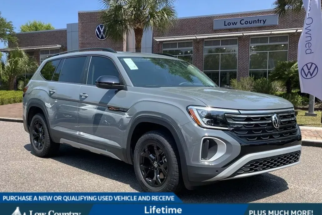 2025 Volkswagen Atlas Peak Edition SE photo 1