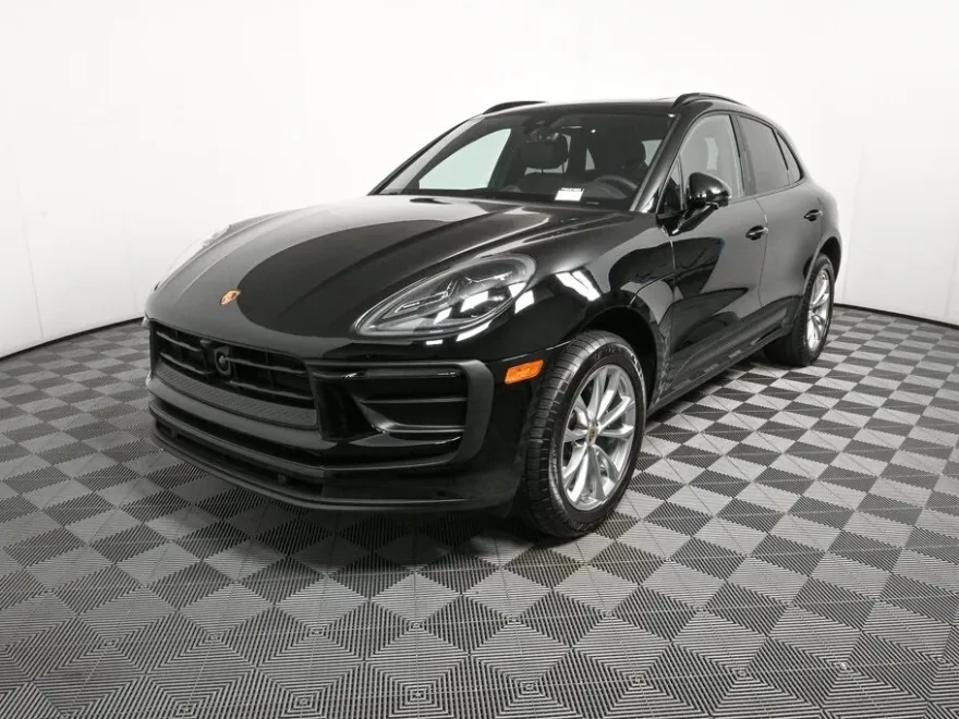2025 Porsche Macan T photo 1
