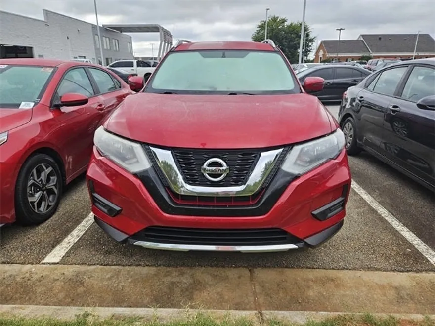 2017 Nissan Rogue SV photo 1