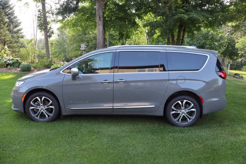 2021 Chrysler Pacifica Pinnacle photo 1