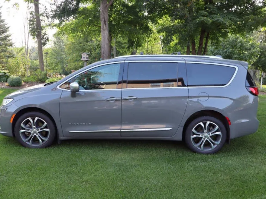 2021 Chrysler Pacifica Pinnacle photo 1