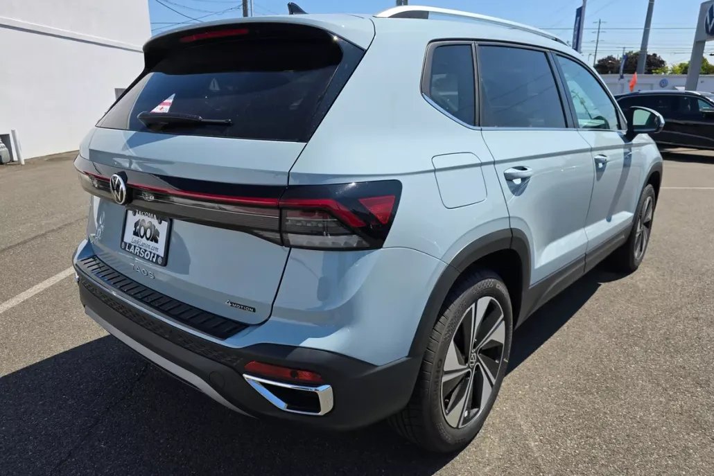 2025 Volkswagen Taos SE photo 1