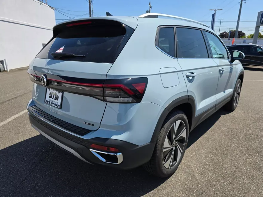 2025 Volkswagen Taos SE photo 1