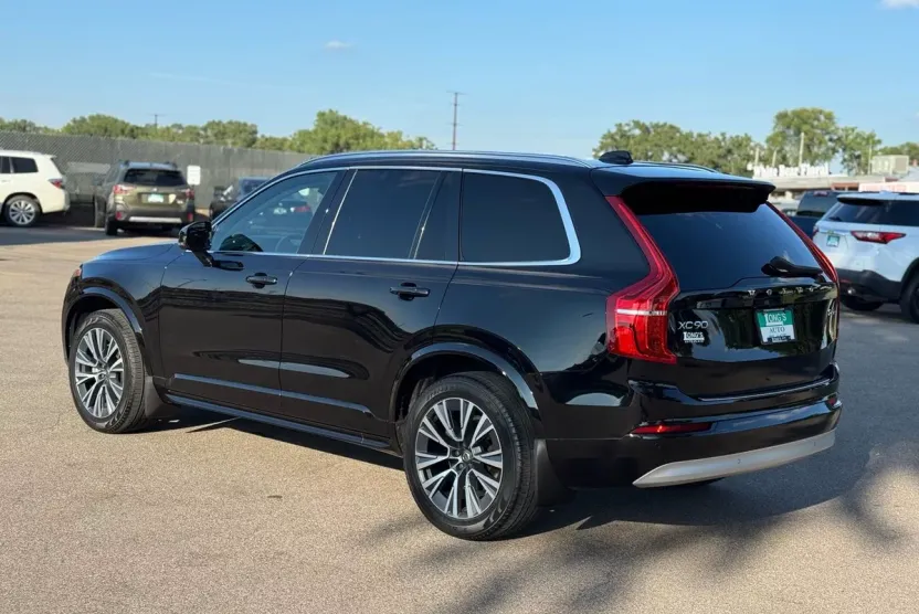 2022 Volvo XC90 Momentum photo 1