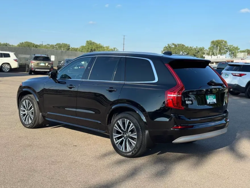 2022 Volvo XC90 Momentum photo 1