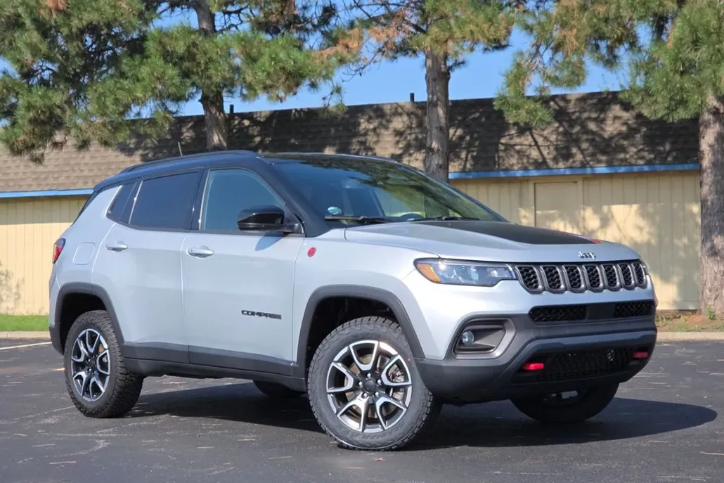 2024 Jeep Compass Trailhawk photo 1
