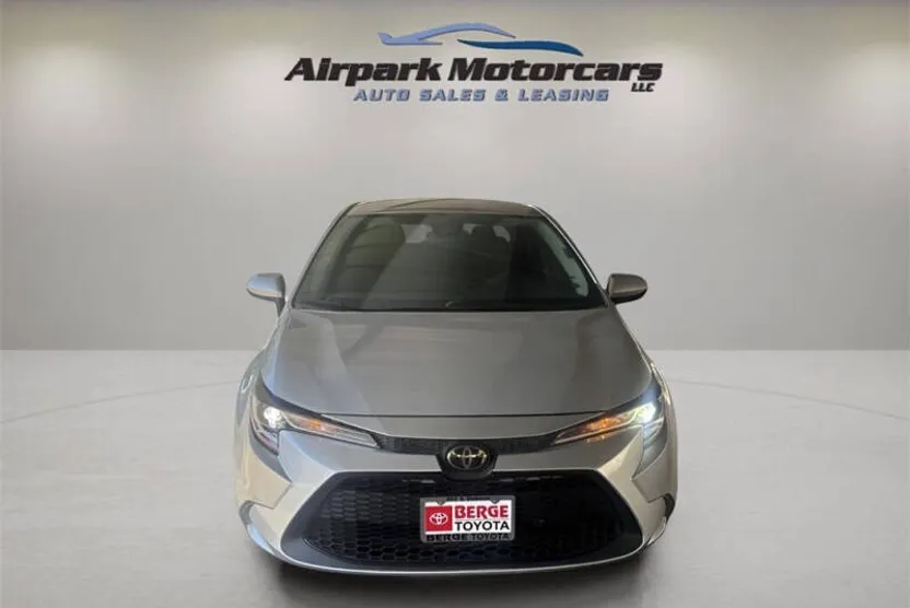 2022 Toyota Corolla LE photo 1