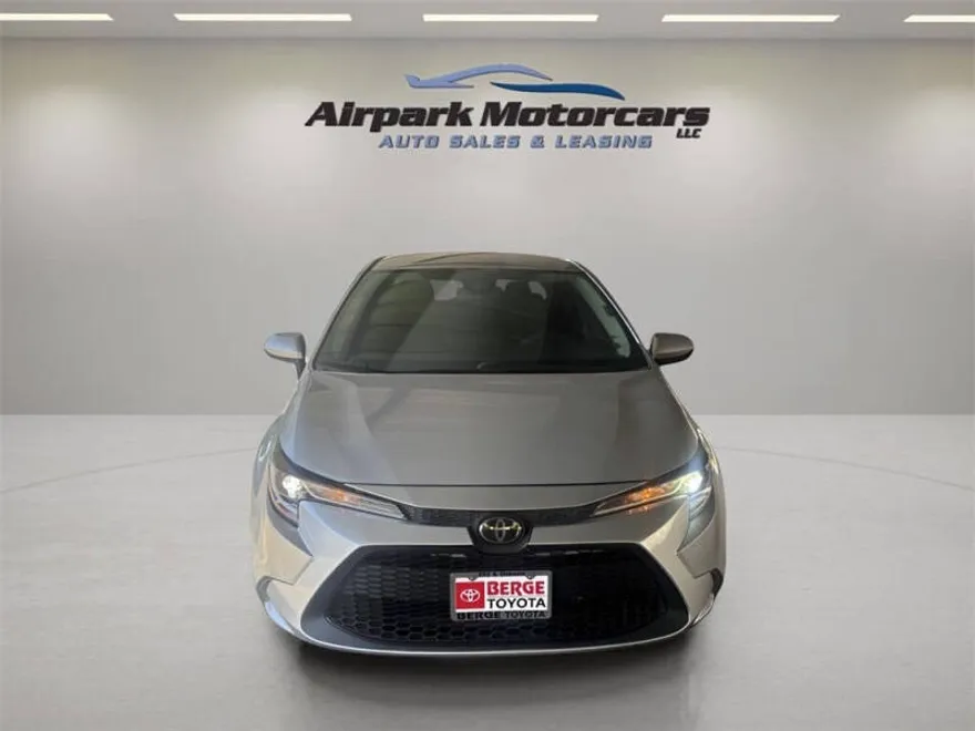 2022 Toyota Corolla LE photo 1