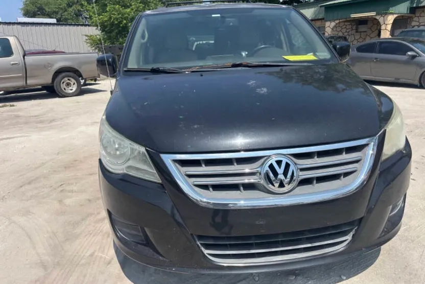 2011 Volkswagen Routan SE photo 1