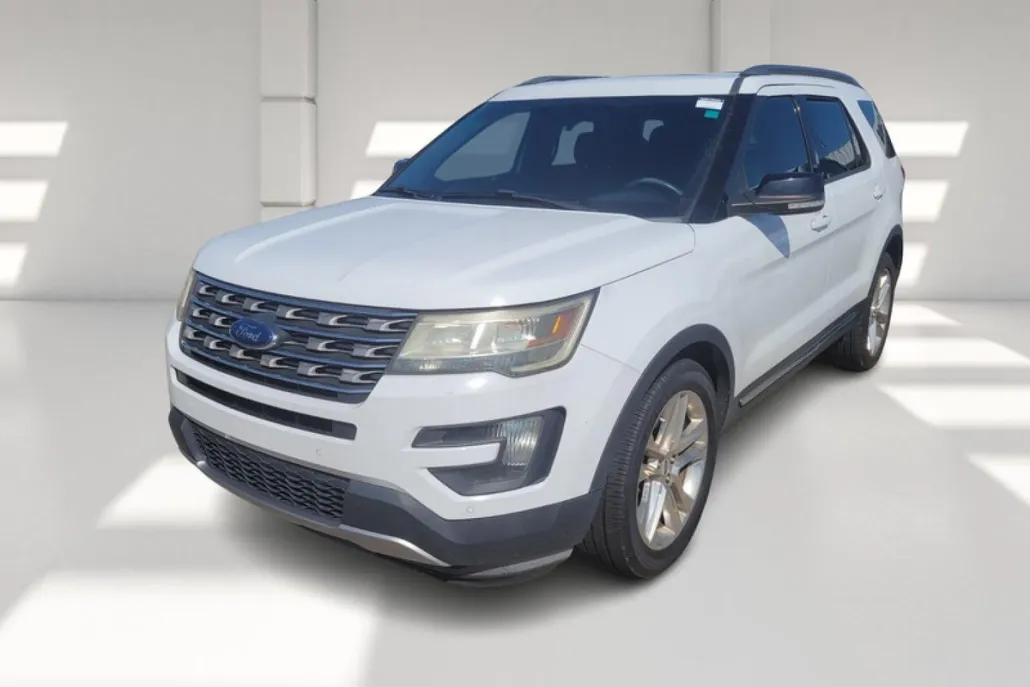 2016 Ford Explorer XLT photo 1