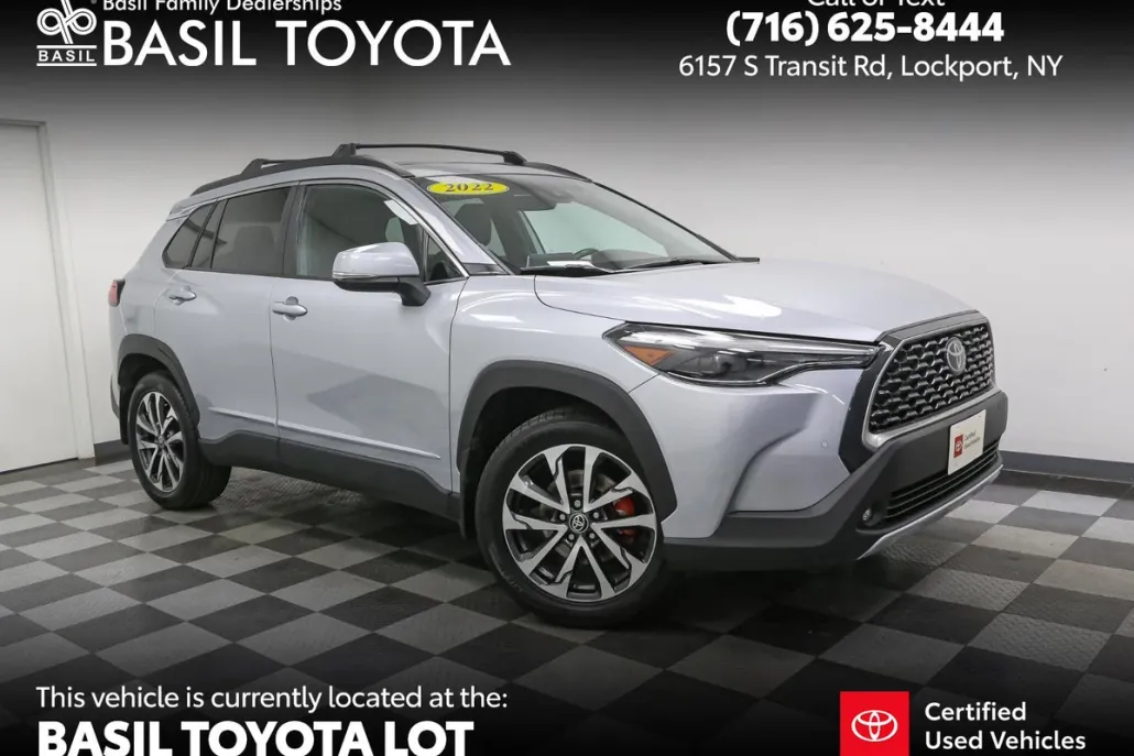2022 Toyota Corolla Cross XLE photo 1