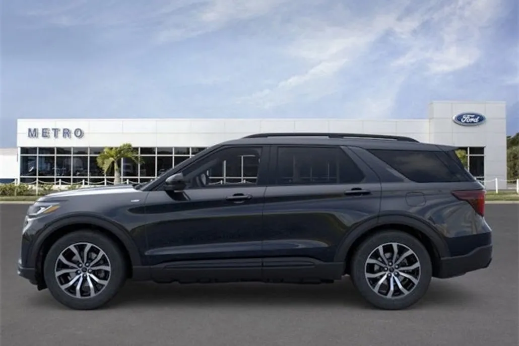 2025 Ford Explorer ST-Line photo 1