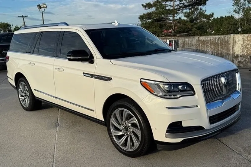 2022 Lincoln Navigator Reserve Luxury photo 1