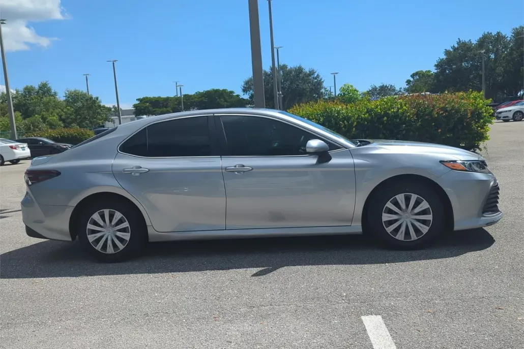 2022 Toyota Camry Hybrid LE photo 1