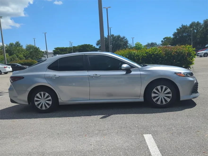 2022 Toyota Camry Hybrid LE photo 1