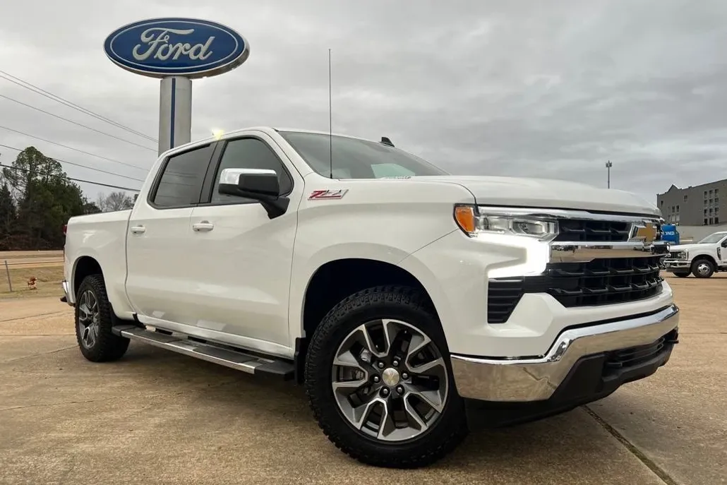 2023 Chevrolet Silverado 1500 LT photo 1
