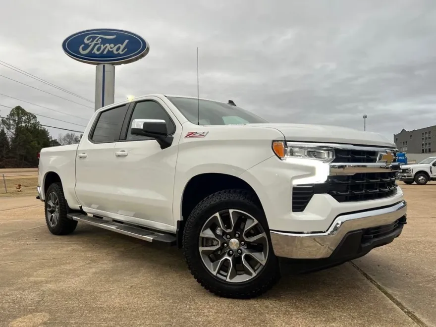2023 Chevrolet Silverado 1500 LT photo 1