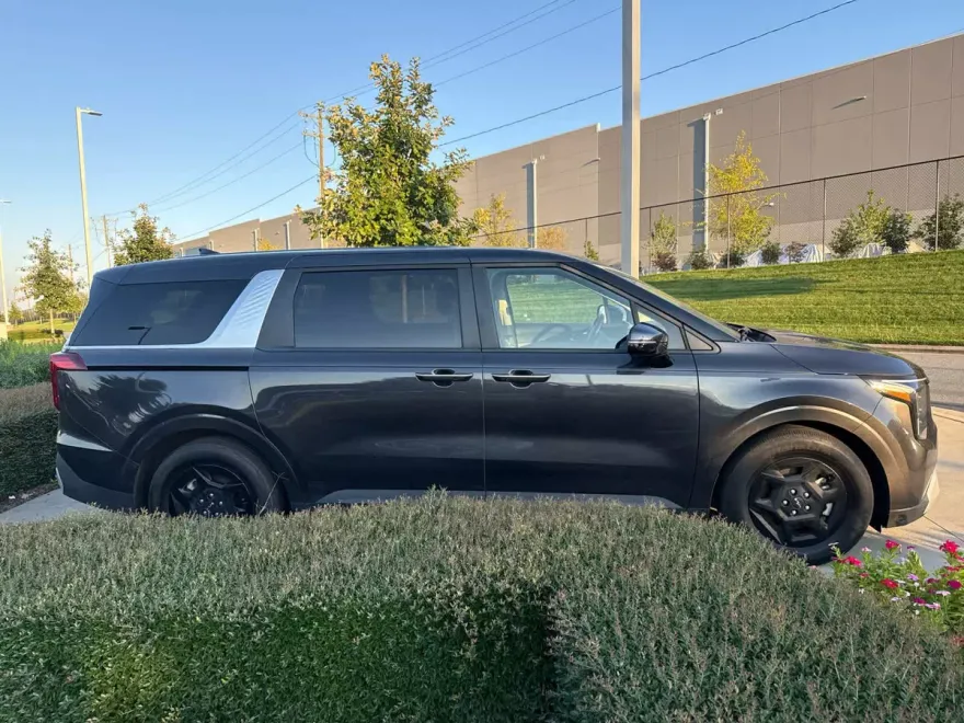 2025 Kia Carnival LXS photo 1