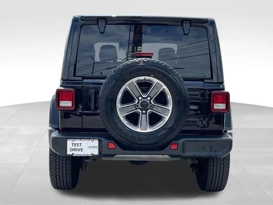2022 Jeep Wrangler Unlimited Sahara photo 6