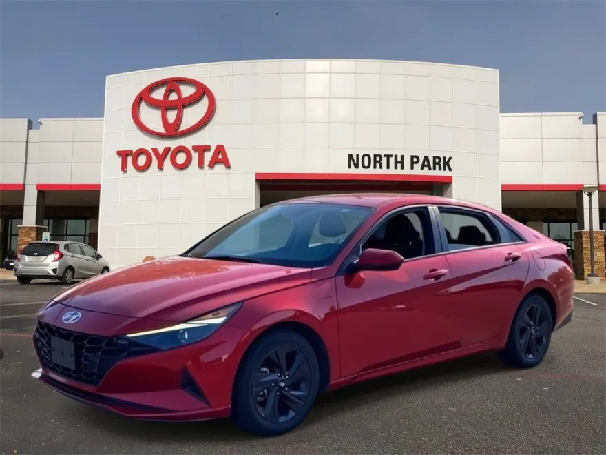 2023 Hyundai Elantra SEL photo 1