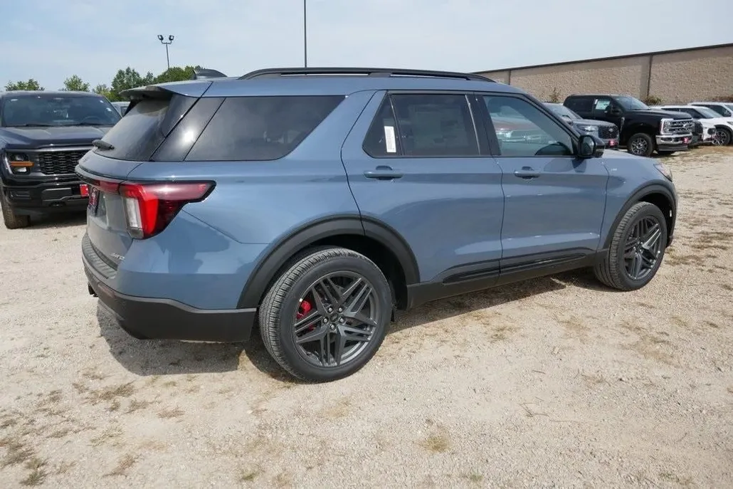 2025 Ford Explorer ST-Line photo 1