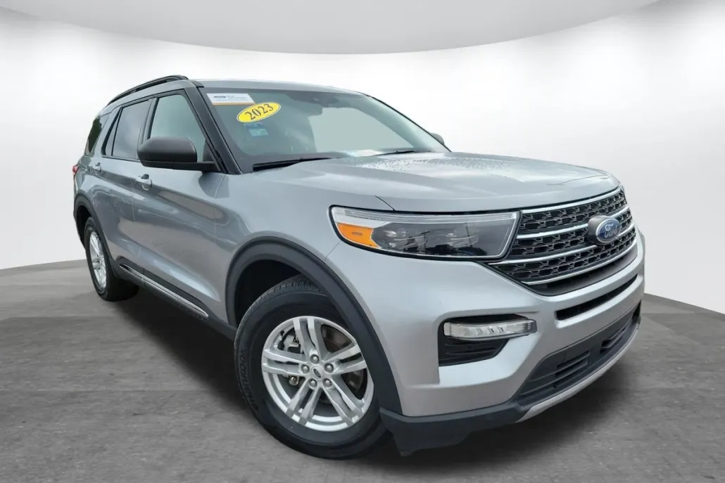 2023 Ford Explorer XLT photo 1