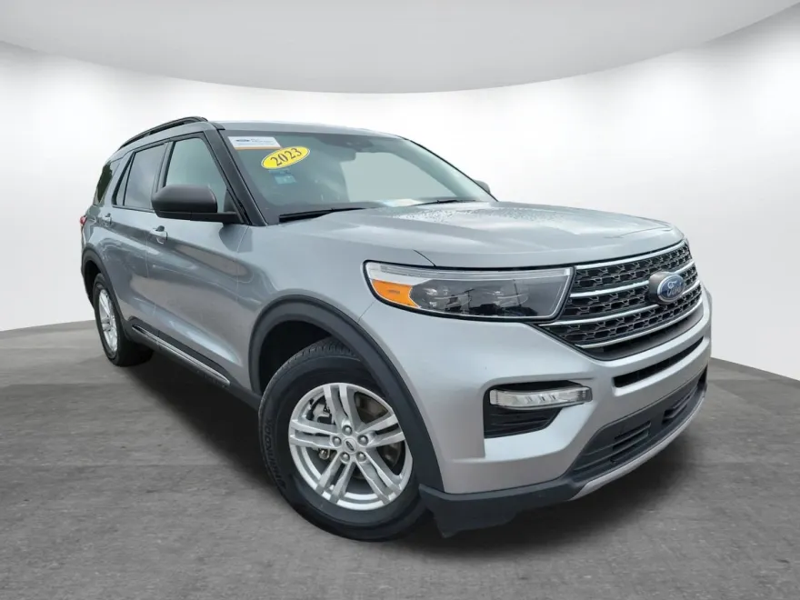 2023 Ford Explorer XLT photo 1